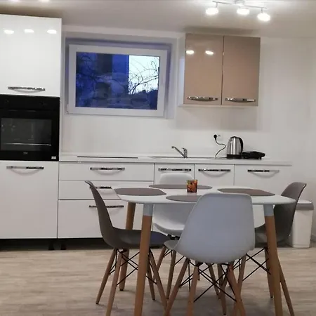 Tomki - Modern, Refurbished 2 Bedroom - 4 Guests Апартаменты Пьешчана-Увала