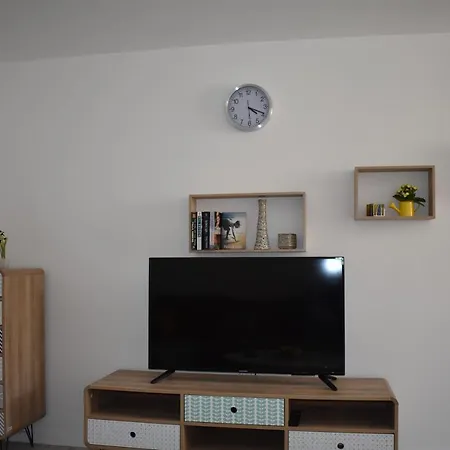 Tomki - Modern, Refurbished 2 Bedroom - 4 Guests