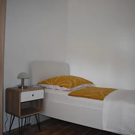 Tomki - Modern, Refurbished 2 Bedroom - 4 Guests Lägenhet *