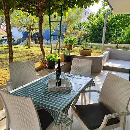Lägenhet Tomki - Modern, Refurbished 2 Bedroom - 4 Guests Pjescana Uvala