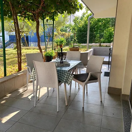 Tomki - Modern, Refurbished 2 Bedroom - 4 Guests *